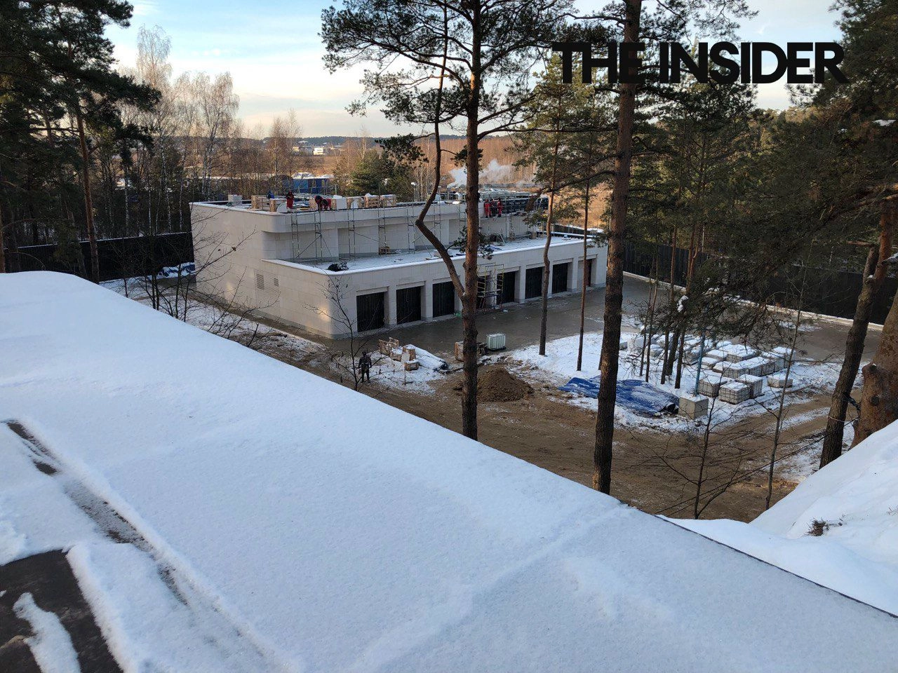 The windows in the personnel house are arranged in a way that prevents anyone inside from observing the mansion