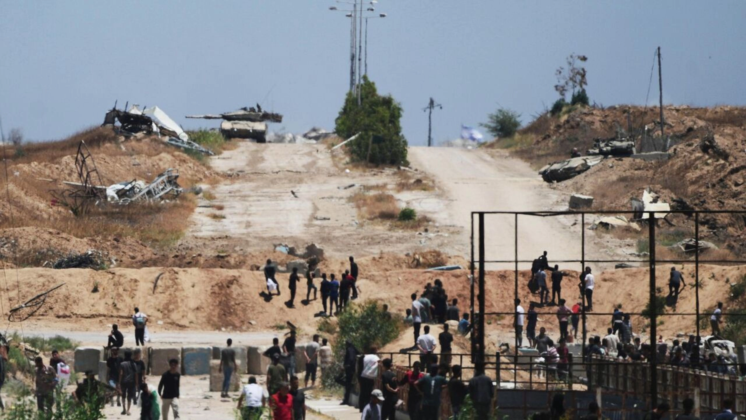 An IDF tank near a humanitarian aid distribution center in Khan Younis 