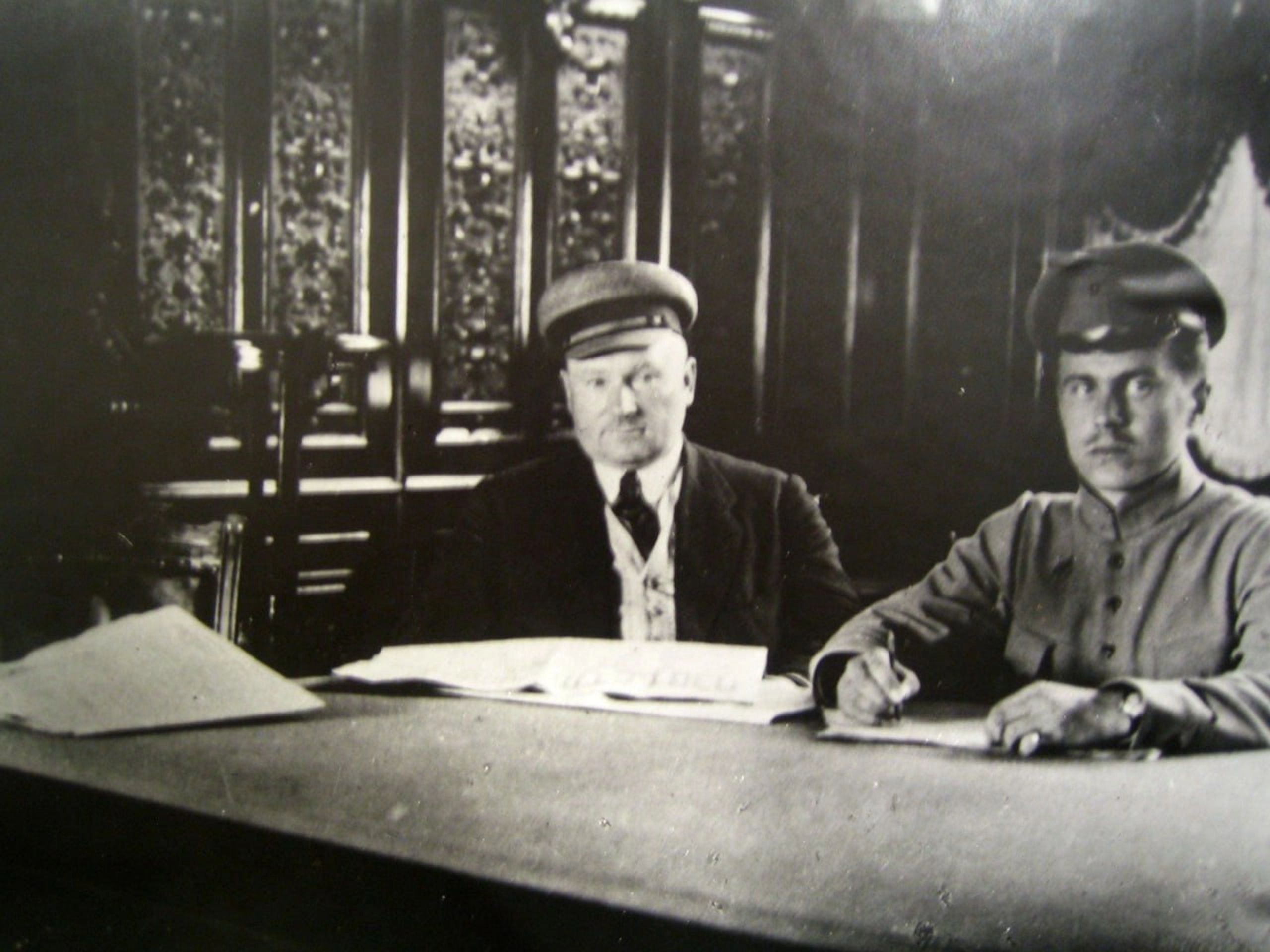 Vatsetis (left) with his aide-de-camp. In 1918, many Red commanders wore civilian clothing— quite convenient in the event of “unforeseen circumstances.”