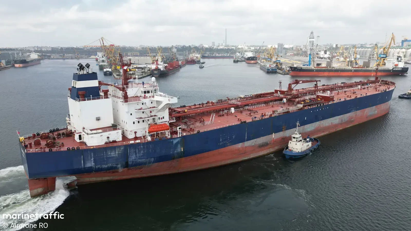 Russian “shadow fleet” tanker without valid registration slips through Estonian waters at night to avoid seizure