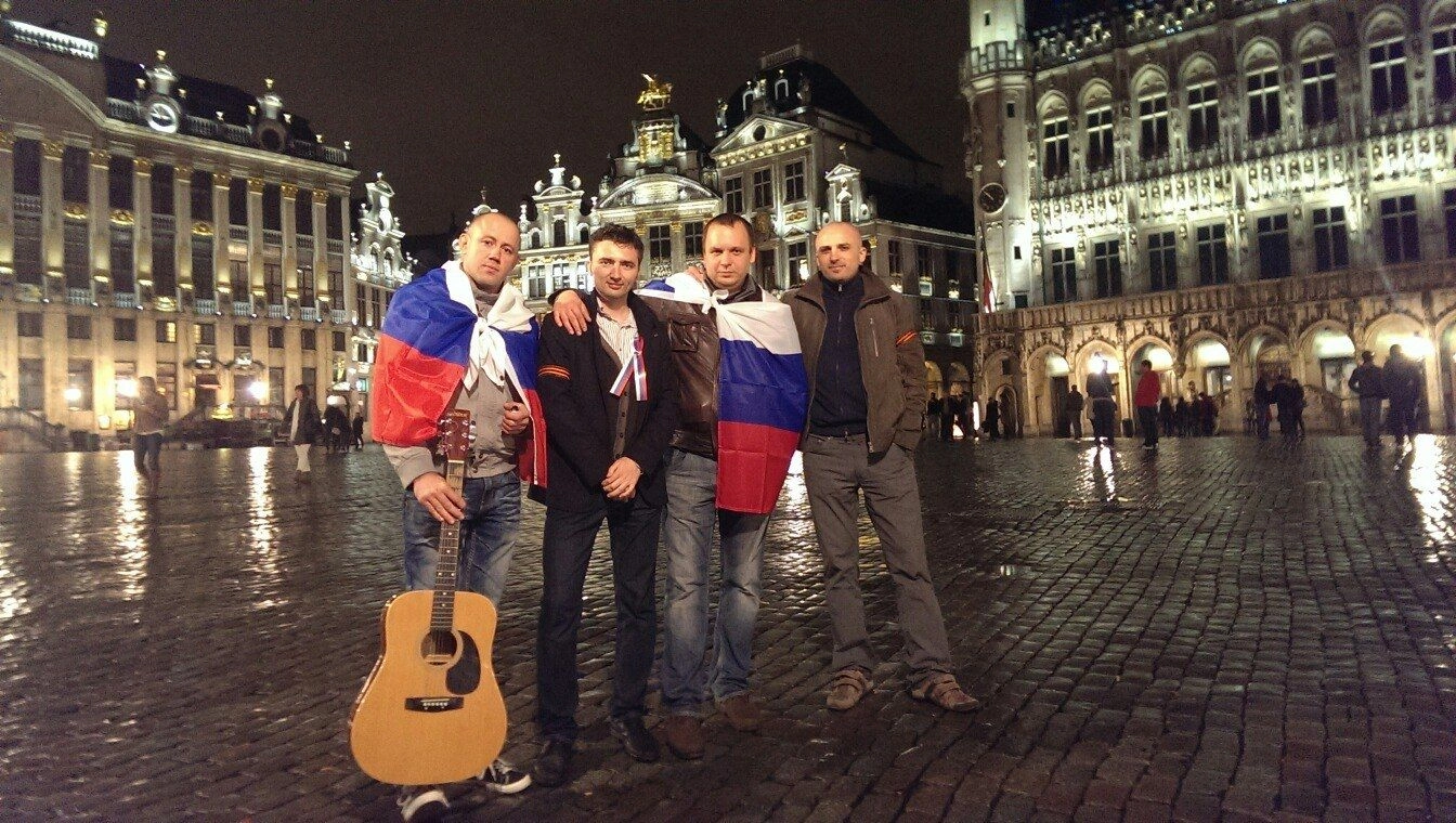Roman Labin, in the center of Brussels, wearing a St. George’s ribbon — a symbol widely associated with Russian nationalism and militarism